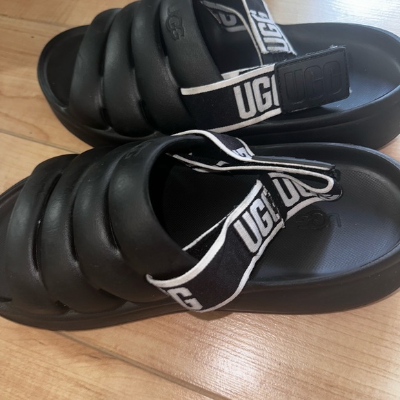 UGG Women's Sport Yeah Sandal 🖤 size 7, barely worn, EXCELLENT condition - Picture 5 of 7